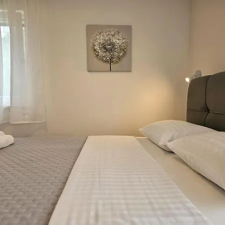 Miamare 2 Apartment Primosten