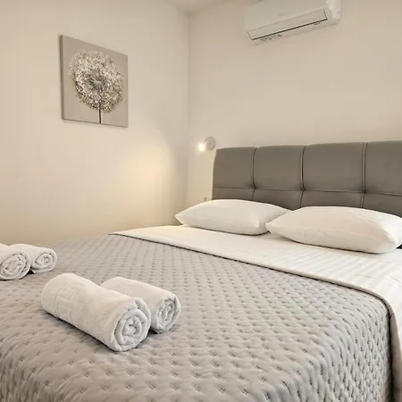 Miamare 2 Apartman *